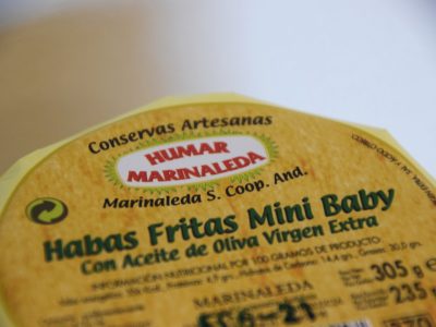 Frasco de habas baby en aceite de oliva